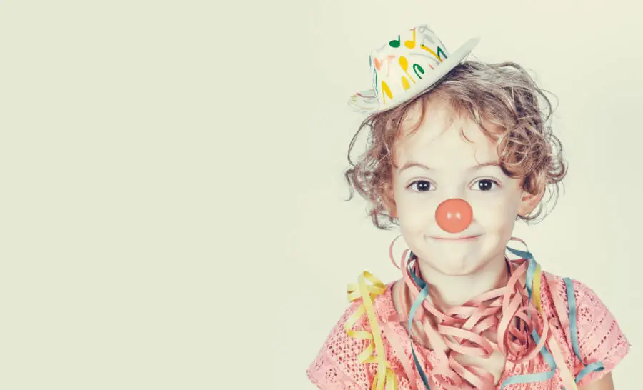 Bambina con naso da clown